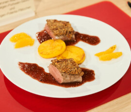Braun-Orange: Rehrücken mit Maronen- Walnusskruste auf Feigen- Portwein-Sauce und Orangen- Polenta-Plätzchen
Tagesmotto: "Zwei Farben von Stefanie Golüke